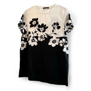Noracora, sized small, black and white colored top